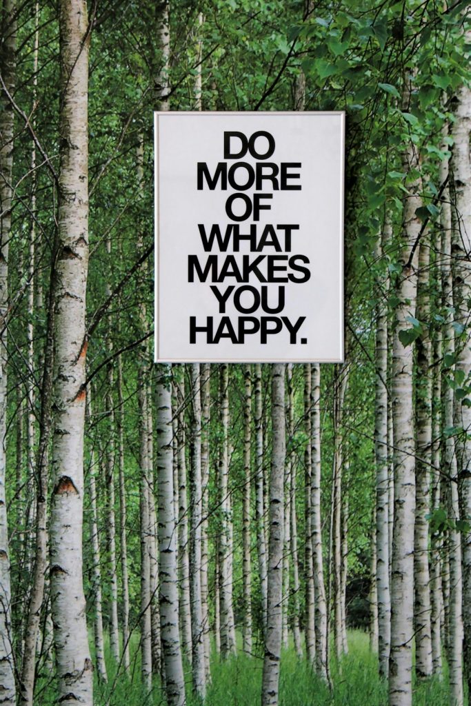 a-sign-in-the-woods-hyoq12hn7d8